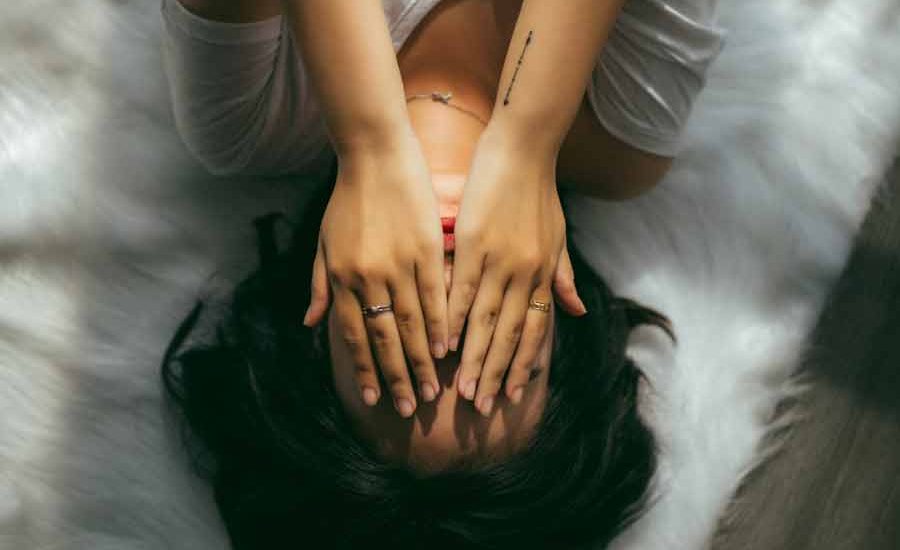 Tak hanya Olah Raga, Berikut Tips Khusus untuk Mengurangi Sakit Ketika Haid Ilustrasi perempuan yang sedang stres
