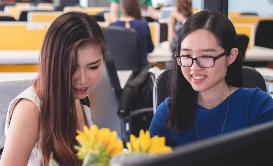 Tips Perempuan Kantoran: Menjaga Etika di Tempat Kerja, Kunci Kesuksesan Profesional Ilustrasi wanita pekerja di kantoran (foto: Mimi Thian, unsplash)