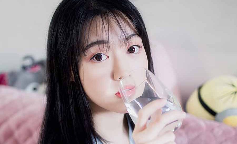 Jangan Sepelekan Bibir Kering, Bisa-bisa Indikasi Penyakit Dalam Minum air putih