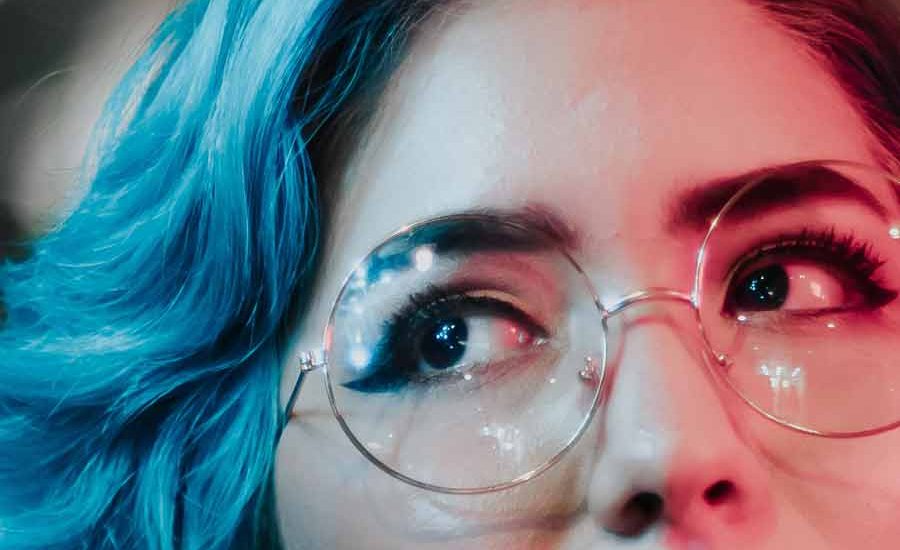 Laser Mata, Apa Benar jadi Solusi? Perempuan dengan kaca mata (foto: Rodolfo Quirós | pexels)