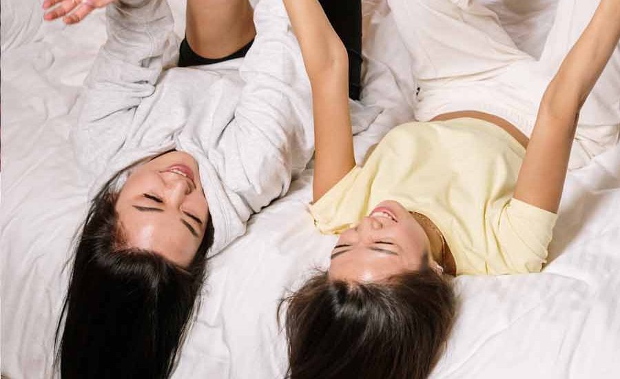 Enam Pertanyaan yang Wajib Dihindari saat Bertemu Teman Lama Daripada kepo tanya hal yang bikin canggung, pertemuan dengan kawan lama sebaiknya digunakan untuk mengulang kebersamaan (foto: Cottonbro | unsplash)