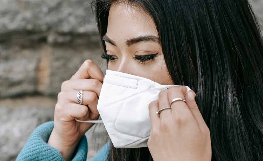 Kasus Covid-19 Kembali Nanjak, Pakai Masker lagi yuk! Kasus Covid-19 yang kembali naik perlu disikapi dengan hati-hati. Salah satunya dengan kembali aktif mengenakan masker anti Covid-19 (foto: Charlotte May | pexels)