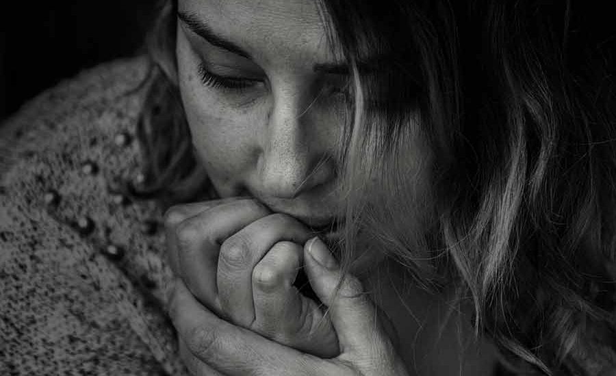 Kebiasaan Buruk yang Merusak Keindahan dan Kesehatan Kuku Kebiasaan menggigit kuku jari tangan tidak hanya mengganggu penampilan, tapi juga kesehatan kuku itu sendiri (foto: Kat Smith | pexels)
