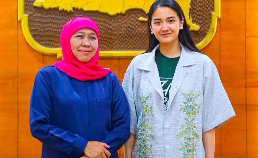 Gubernur Khofifah: Semoga Semua Perempuan Setangguh dan Anggun seperti Dewi Suhita Gubernur Khofifah bersama Nadya Arina Pramudita, salah satu pemeran utama dalam film Hati Suhita