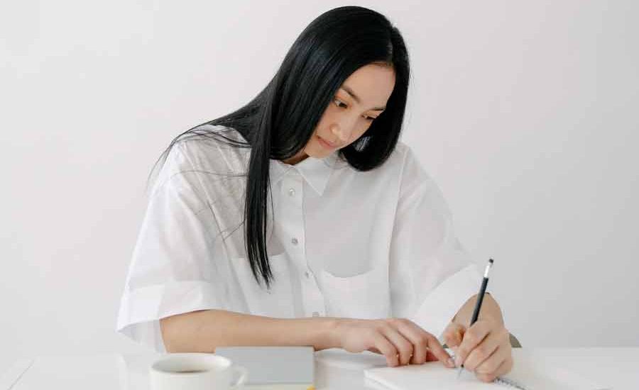 Beragam Manfaat Journaling untuk Kesehatan Mental, Simak Faktanya Menulis adalah salah satu cara terbaik untuk mengekspresikan perasaan (foto: John Diez, pexels)