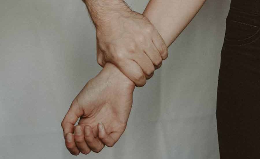 Duh, Mau Bikin Akta Kelahiran, KTP, dan KK Mesti Bayar Rp 1 Juta atau Berhubungan Badan Ilustrasi pelecehan seksual (foto: Anete Lusina | pexels)