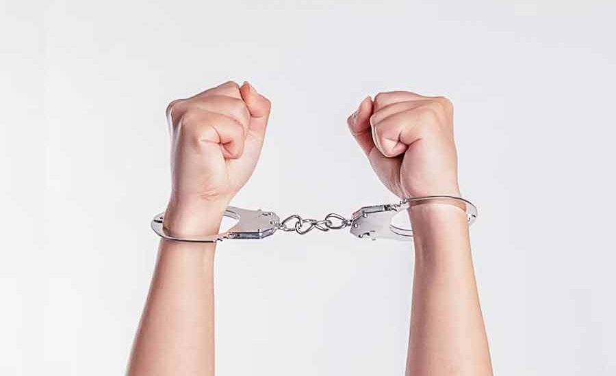 Nekat Jadi Pengepul Uang Judi Togel Online, Perempuan ini Langsung Diringkus Petugas Ilustrasi penangkapan pelaku kriminal (foto: Niu niu | unsplash)