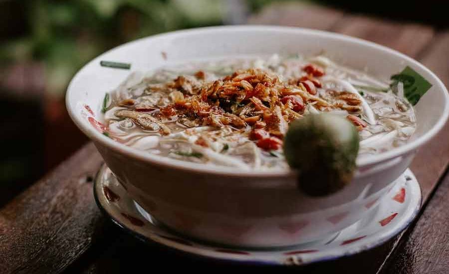 Kelezatan Aneka Bubur Nusantara yang Kamu Wajib Coba Bubur paddas, biasa disebut bubur pedas atau bubbor paddas, adalah kuliner tradisional khas Melayu Sambas
