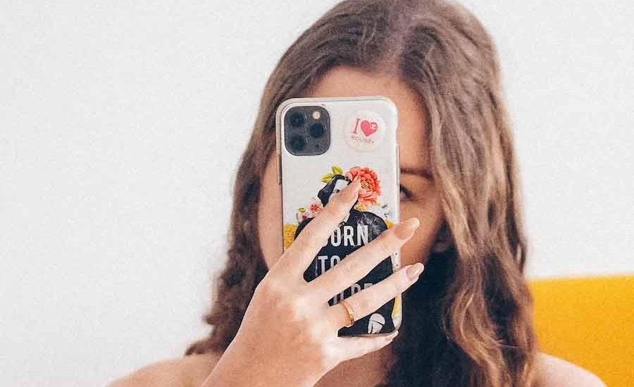Dampak Positif dan Negatif Pamer Kebahagiaan di Media Sosial Ilustrasi perempuan sedang selfie (foto: Laura Chouette | unsplash)