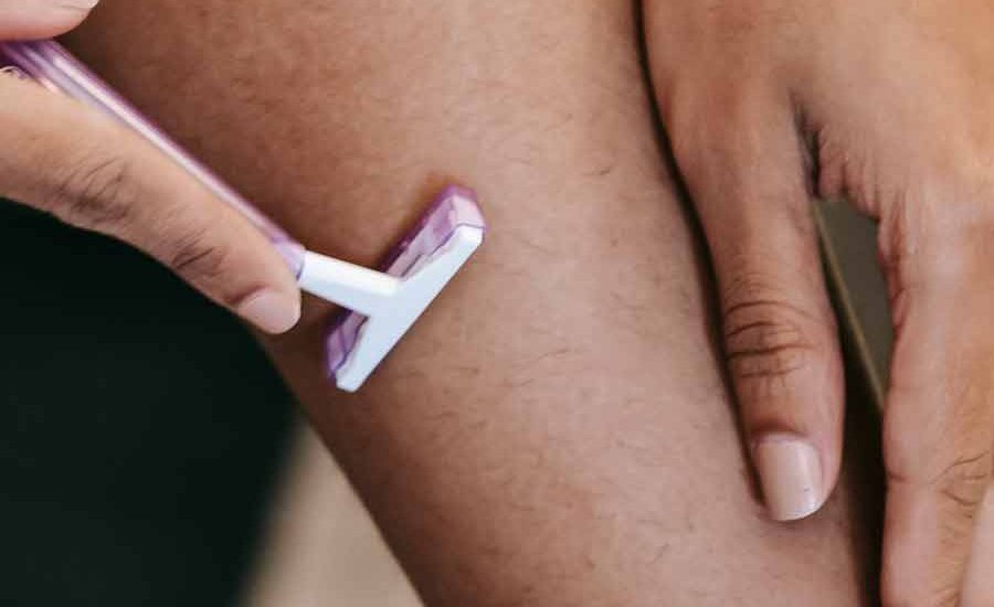 Saat Bulu Kaki dan Tangan lebih Lebat dari Perempuan Kebanyakan, Apa Gejala tidak Normal? Bagi sebagian perempuan, aktivitas mencukur bulu kaki jadi sebuah keharusan (foto: Sora Shimazaki | pexels)