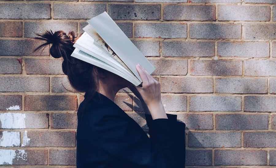 Perbedaan Generasi Y dan Gen Z dalam Mengatasi Stres di Kehidupan Sehari-hari Ilustrasi suntuk dan stres (foto: Siora Photography | unsplash)