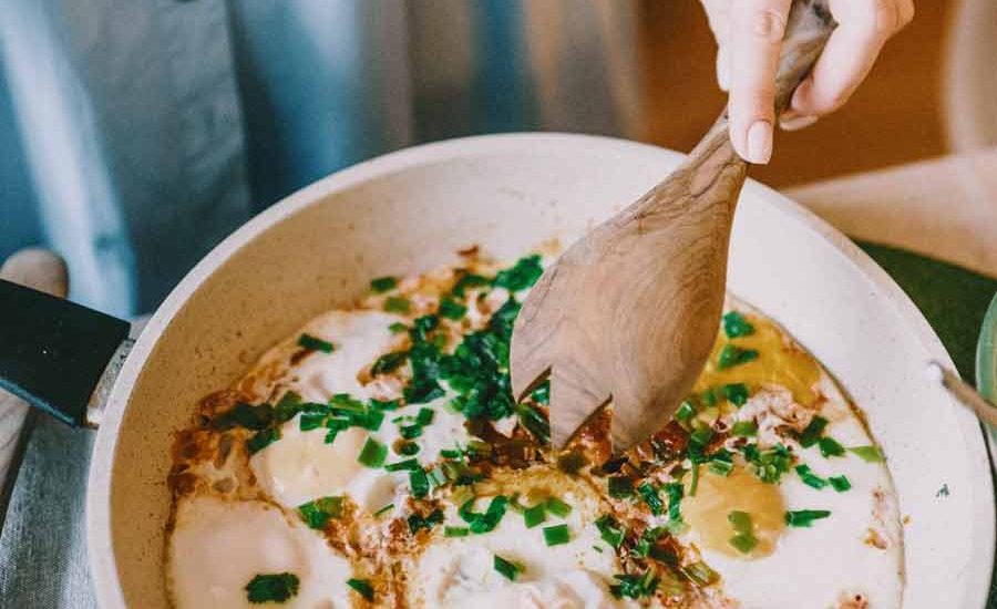 Website Penyedia Resep Masakan yang Mudah Dicoba, Simak yuk! Ilustrasi memasak di dapur (foto: Ksenia Chernaya | pexels)