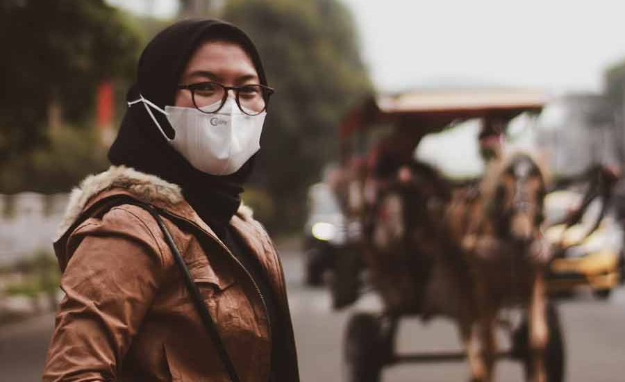 WHO Cabut Status Ancaman Kesehatan Global Covid-19, Masih harus Pakai Masker? Tetap mengenakan masker, apa susahnya sih? (foto: Squid Ward | unsplash)