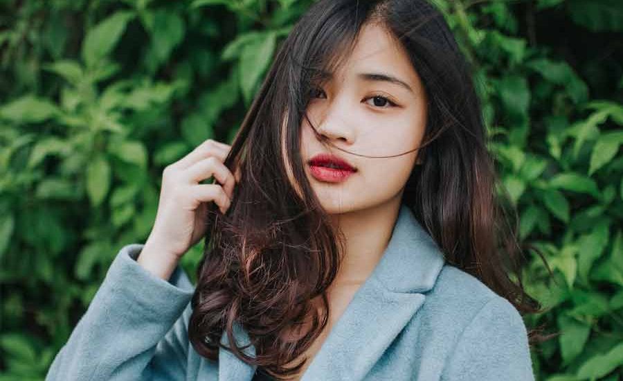 Tips Memilih Outfit Terbaik di Hari Pertama Kerja Di kantor, pastikan pakaian yang Anda pilih bersih, terawat, dan bebas dari kerutan. (foto: Anthony Tran | unsplash)
