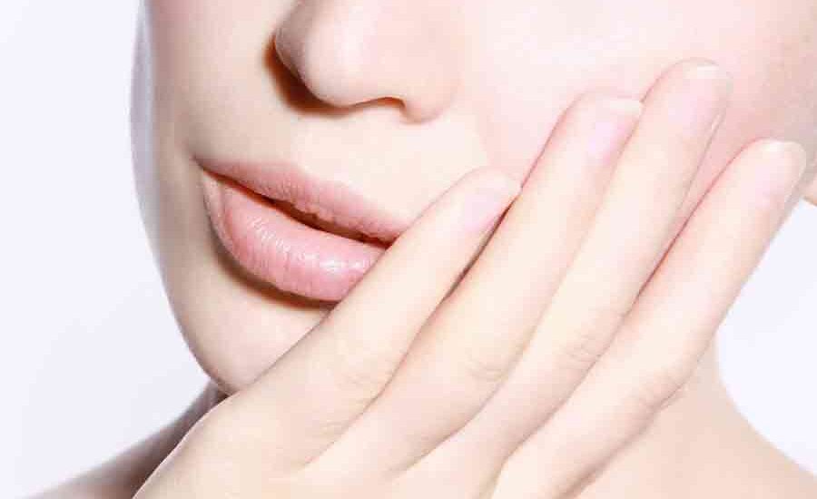 Saat Kulit Wajah Berminyak, Saatnya Lakukan Langkah Berikut Menyentuh wajah terlalu sering bisa berpotensi membawa kotoran dan minyak ke wajah (foto: pixabay)