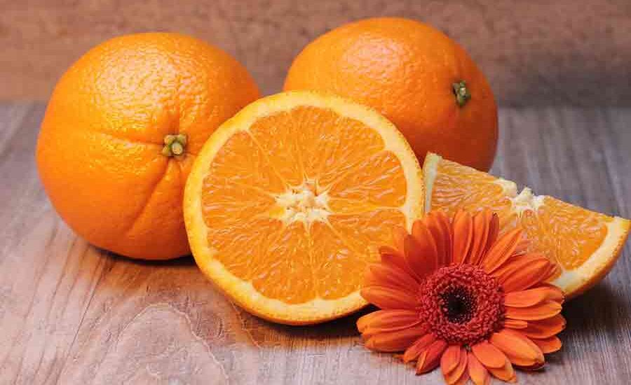Kandungan Terbaik dalam Makanan dan Minuman untuk Perawatan Kulit Wajah Jeruk mengandung antioksidan yang membantu melindungi kulit dari kerusakan akibat radikal bebas dan peradangan. (foto: pixabay)