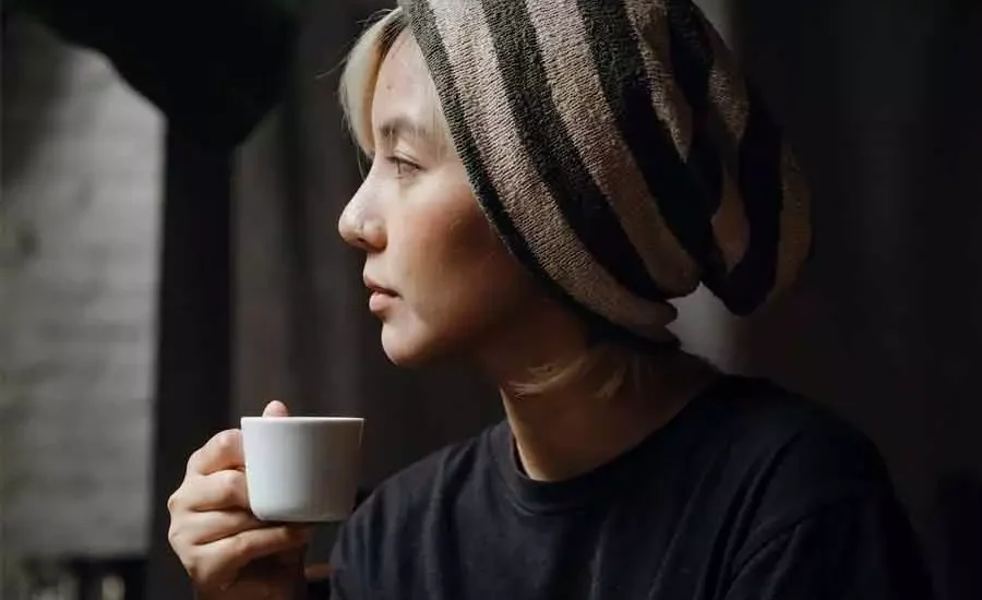 Kopi Aman Dikonsumsi Perempuan, Asal tidak Berlebihan Ilustrasi seorang perempuan menikmati secangkir kopi (foto: Ketut Subiyanto | pexels)