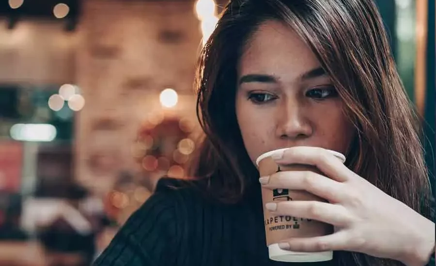 Jenis Sajian Kopi Olahan ala Cafe, Kamu Suka yang Mana? Di banyak cafe, kita bisa leluasa menemukan ragam jenis minuman kopi olahan, seperti latte dan capuchino (foto: Rye Bon | pexels)