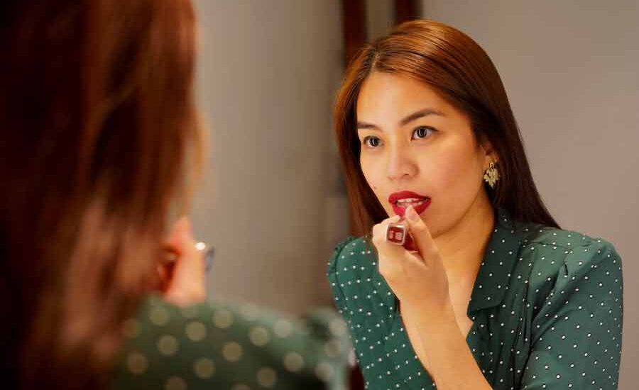 Beberapa Produk Kosmetik yang Wajib Ada dalam Tas Anda Lipstik, bisa jadi salah satu produk kosmetik yang wajib ada dalam tas (foto: Faisal Waheed | unsplash)