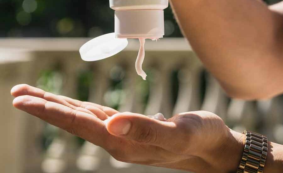 Mengapa Produk Kosmetik yang Kita Gunakan bisa Menyebabkan Alergi? Penggunaan berulang produk kosmetik tertentu pada kulit yang rentan dapat memicu alergi.