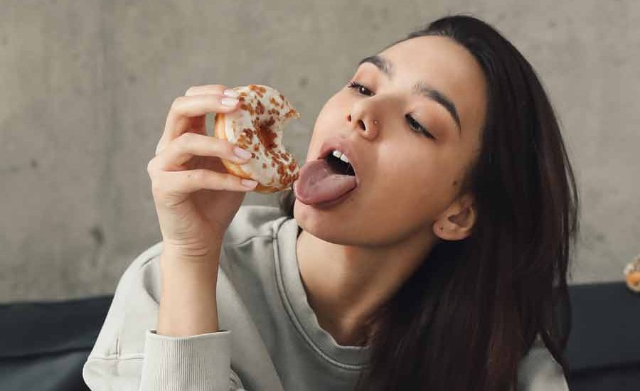 Makanan yang Sebaiknya Dihindari Saat Menstruasi, Yang Berlemak Tinggi hingga Penyebab Kentut Makanan dengan kadar gula yang tinggi dapat mempengaruhi suasana hati dan energi (foto: Polina Tankilevitch | pexels)