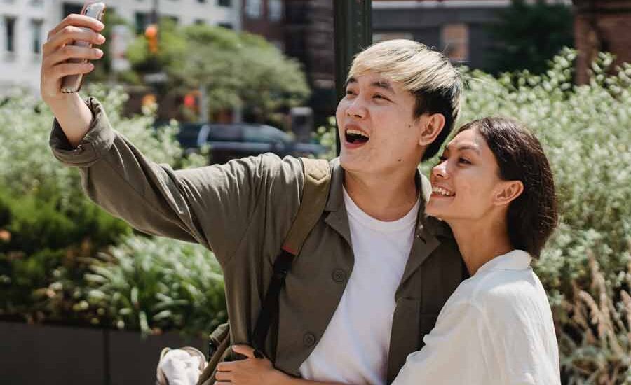 Tips Menjaga Privasi Individu saat ber-Media Sosial Sepasang kekasih ber-swa foto (foto: Samson Katt | pexels)