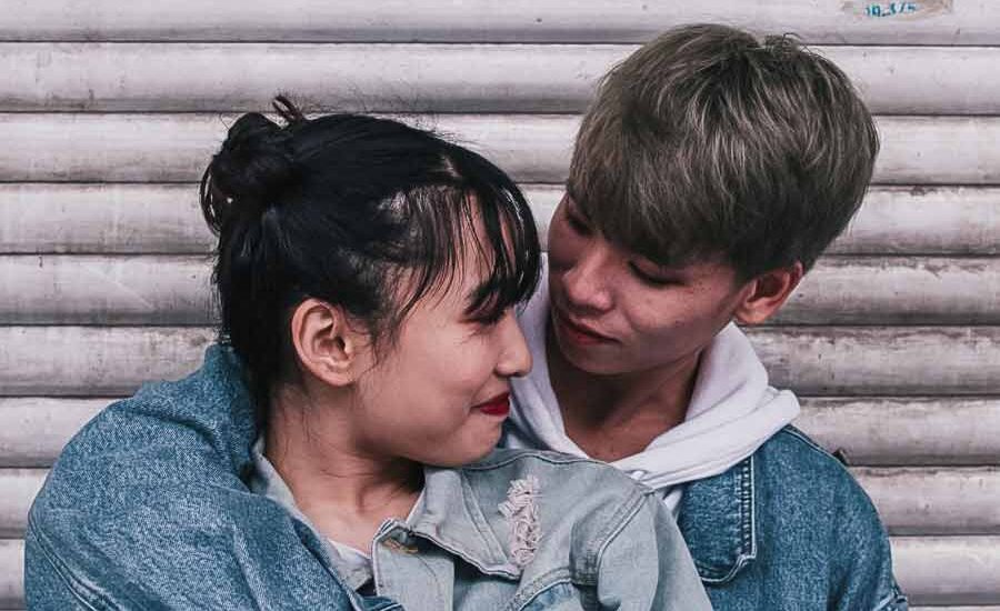 Yang Sekarang lagi Ramai, Public Displays of Affection alias PDA! Ilustrasi sepasang kekasih (foto: Tan Danh | pexels)