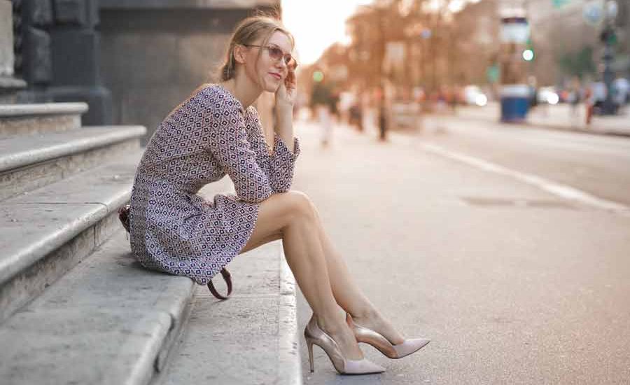 Tips Memilih dan Menggunakan Sepatu High Heels yang Aman untuk Kesehatan Seorang perempuan enjoy dengan sepatu high heels-nya (foto: Andrea Piacquadio | pexels)