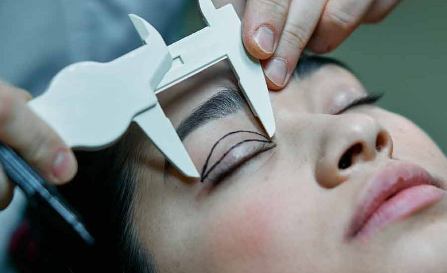 Jenis Operasi Plastik Kosmetik yang Sering Dilakukan, Apa Saja Sih? Blepharoplasti atau eyelid surgery (foto: cottonbro studio | pexels)