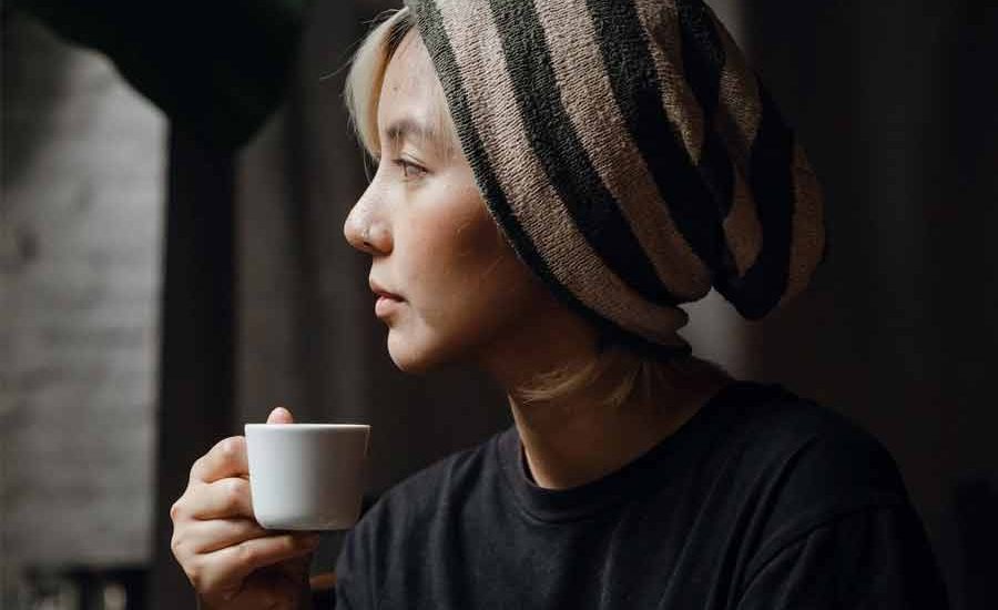 Efek Terlalu Banyak Minum Kopi bagi Wanita, Risiko Kesehatan yang Perlu Diperhatikan Ilustrasi seorang perempuan menikmati secangkir kopi (foto: Ketut Subiyanto | pexels)