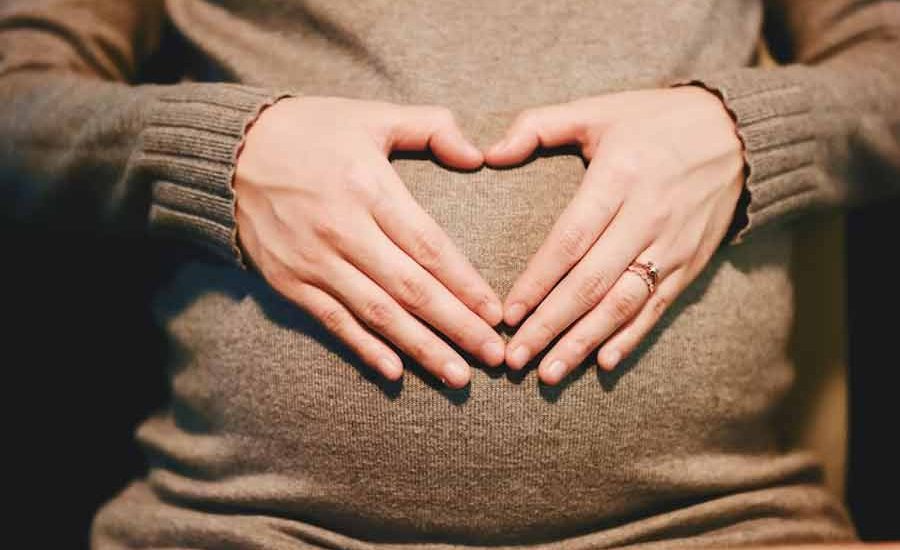 Konsumsi Kopi bagi Wanita Hamil, Simak Batas Wajar dan Dampaknya Ilustrasi perempuan yang sedang hamil (foto: Suhyeon Choi | unsplash)