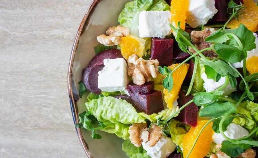 Menu Sehat dari Rumah yang Bikin Teman Kantormu Jealous Kreasi salad sayuran segar yang menyehatkan (foto: Louis Hansel | unsplash)