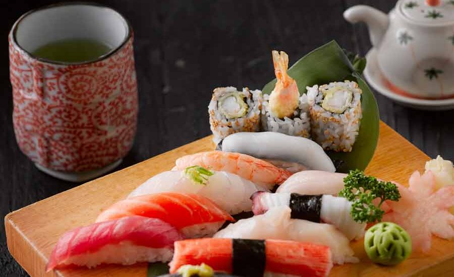 Filosofi Makan Sehat Ala Jepang, Tradisi yang Membuka Harapan Hidup Lebih Tinggi Sushi khas Jepang tersaji dengan teh hijau yang siap untuk dinikmati (foto: Rajesh TP | pexels)