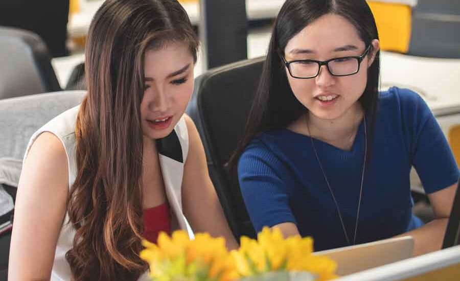 Beasiswa Parsial MBA Nanyang Business School untuk Wanita Berbakat Ilustrasi mahasiswi Asia (foto: Mimi Thian | unsplash)