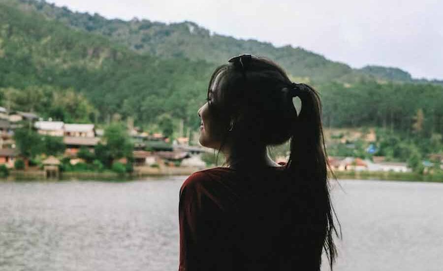 Benarkah Thailand dan Korea Selatan adalah Surga Operasi Plastik? Seorang remaja putri di Tambon Mok Cham Pae, Thailand (foto: Pim Chu | unsplash)