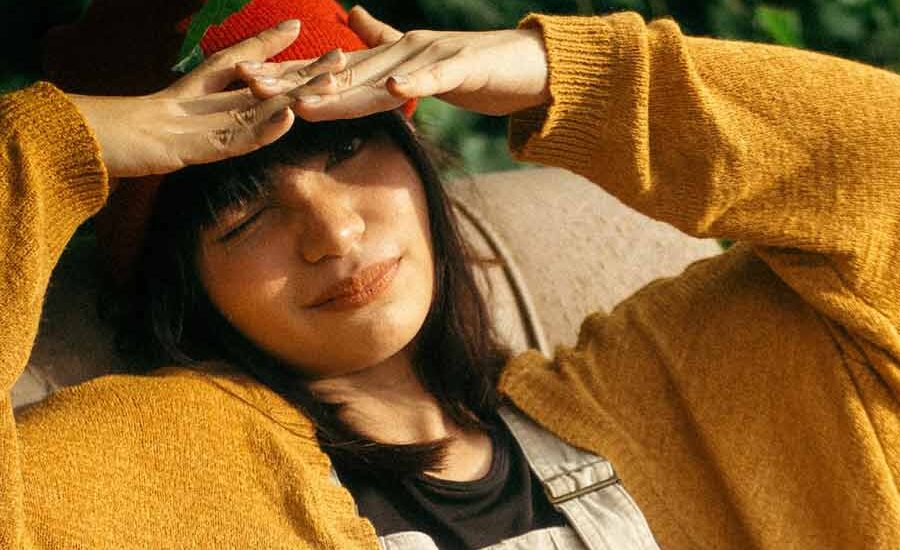 Rekomendasi Outer yang Tepat di Musim Kemarau Panjang Kemarau panjang, saatnya lebih serius dalam memilih busana. Agar tubuh terlindungi, penampilan tetap terjaga (foto: Nichole Sebastian | pexels)