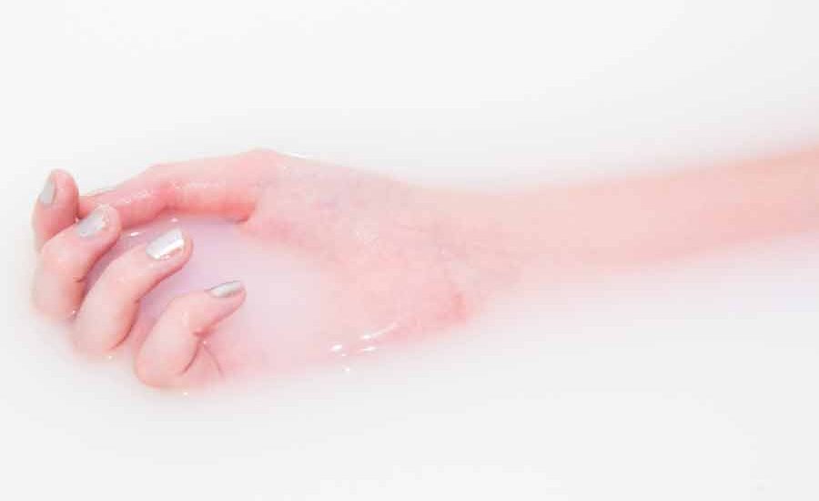 Fakta Ilmiah Mengapa Beberapa Perempuan Memiliki Bulu Kaki dan Tangan yang Panjang Sejumlah perempuan akan melakukan banyak hal untuk menghilangkan bulu di tangan (foto: Bennie Lukas Bester | pexels)