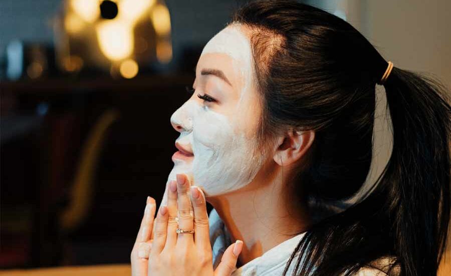 Mengenal Shea Butter, Ekstrak Biji Vitellaria Paradoxa yang Ampuh Lindungi Kulit Ilustrasi seorang perempuan sedang melakukan perawatan pada kulit wajah (foto: cottonbro studio | pexels)