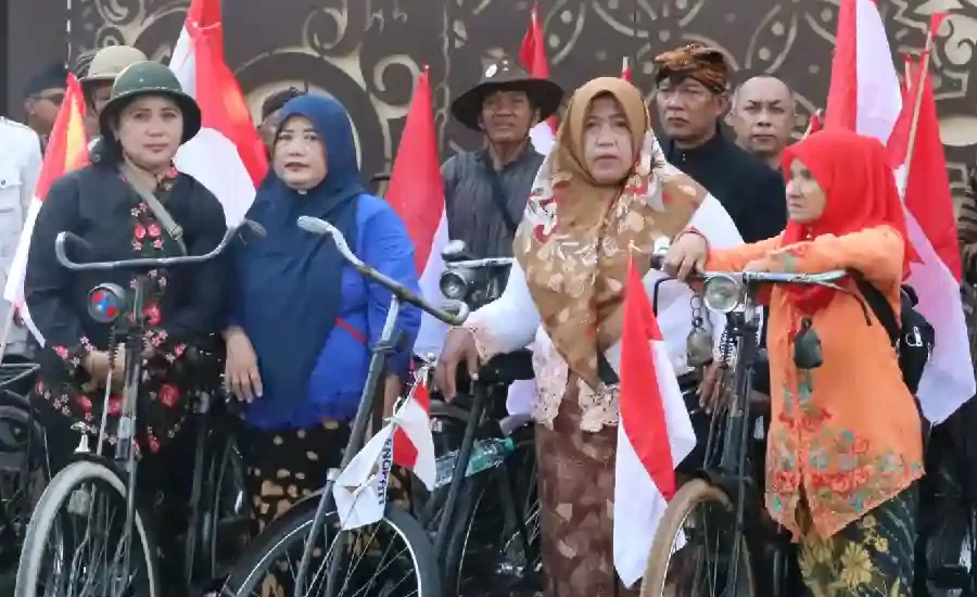 Ojol Perempuan dan Komunitas Sepeda Kuno Meriahkan Upacara Hari Lahir Pancasila di Surabaya