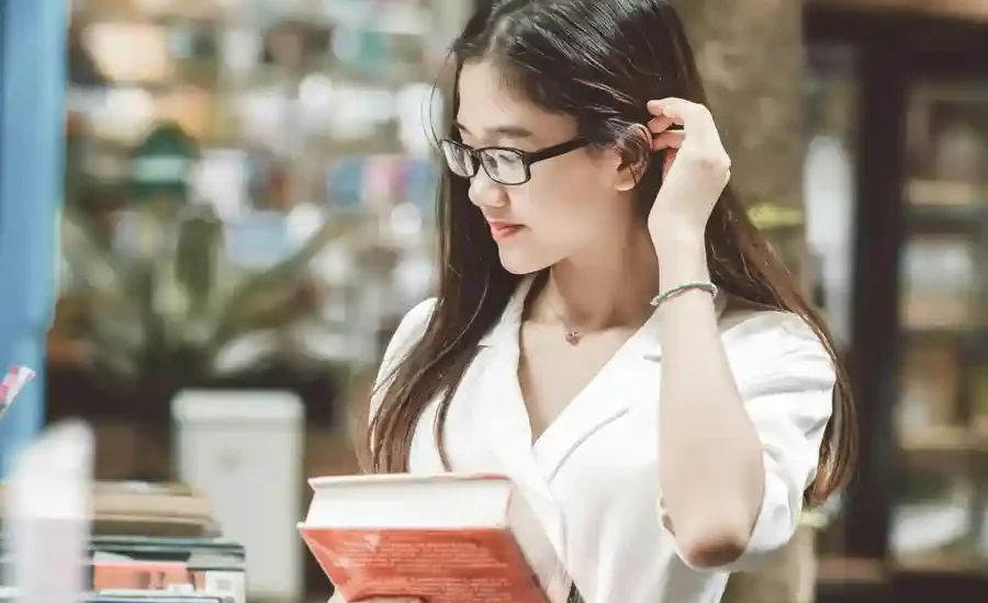 Miliki Bekal Pendidikan Tinggi Bukan Halangan, tapi Jadi Kekuatan Perempuan Ilustrasi perempuan yang sedang belajar di jenjang pendidikan tinggi (foto: Nam Phong Bui, pexels)