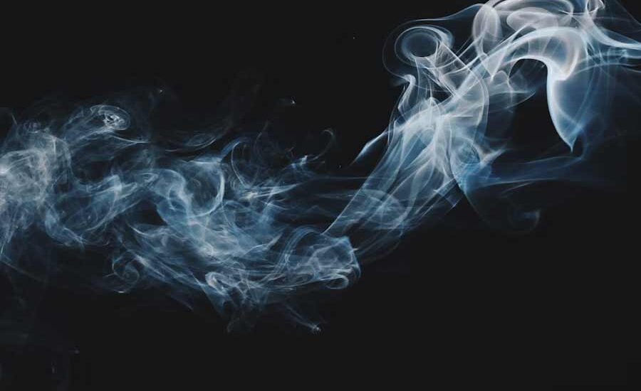 Bahaya Merokok Saat Berkendara: Ancaman Nyata bagi Keselamatan di Jalan Raya Ilustrasi asap rokok (foto: Damon Lam/unsplash)