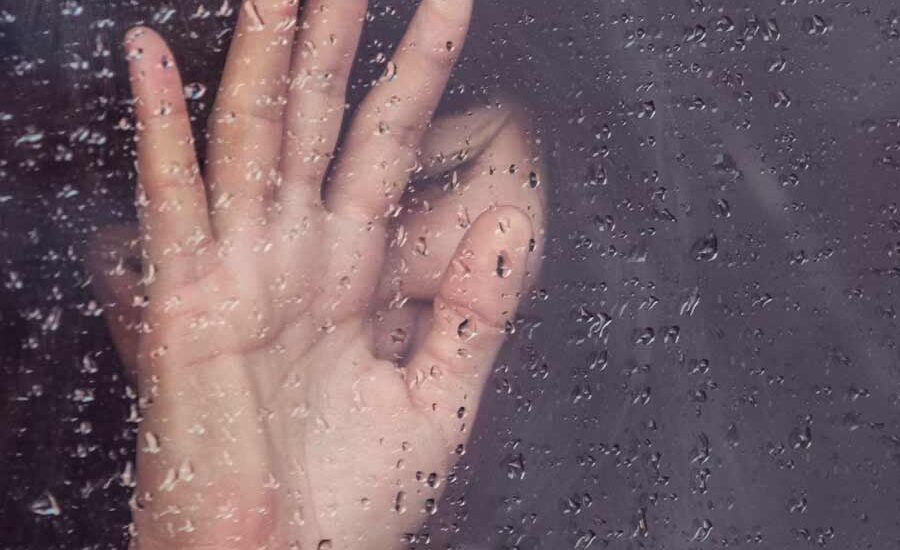 Bahaya dan Dampak Catcalling terhadap Perempuan, Mengapa Kita Harus Bertindak? Ilustrasi perempuan yang merasa tertekan (foto: Milada Vigerova/unsplash)